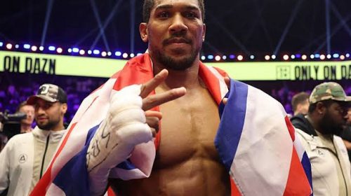 Joshua supera dos caídas y noquea a Prenga; ahora apunta a Tyson Fury