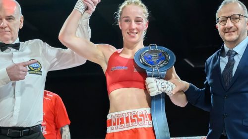 Melissa Mortensen sobrevive a la caída y derrota a Mayelli Flores